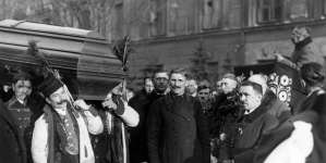 Pogrzeb Władysława Reymonta w Warszawie. Minister Stanisław Grabski podczas wygłaszania przemówienia na placu Zamkowym.. (grudzień 1925 r.)