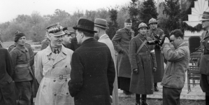 1 Dywizja Grenadierów Wojska Polskiego we Francji - obchody święta 3 Maja i uroczystość nadania miana Grenadierów odbywające się przy szosie Autreville-Martigny. (foto. Czesław Datka, maj 1949 r.)