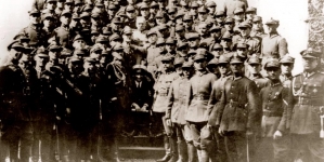 Grupa wojskowych z marszałkiem Józefem Piłsudskim.