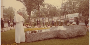Papież Jan Paweł II nad grobem księdza Jerzego Popiełuszki w Warszawie, 14.06.1987 r.