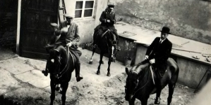 Fotografia pamiątkowa z wycieczki konnej pracowników konsulatu RP w Opolu.