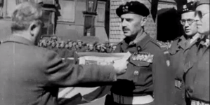 Odznaczenie dowódców polskich przez prezydenta Bolonii w 1945 roku.
