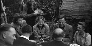 Posiłek w oddziale partyzanckim Jana Piwnika w Wykusie 12.09.1943 r.