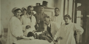 Maksymilian Leon Cercha w asyście pracowników i pielęgniarek.