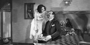 Betty Amann jako Ada i Bogusław Samborski jako kasjer Hieronim Śpiewankiewicz w jednej ze scen filmu „Niebezpieczny romans”.