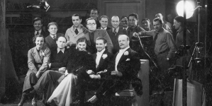 Aktorzy i realizatorzy podczas przerwy w kręceniu zdjęć do filmu "Róża" w 1936 roku.
