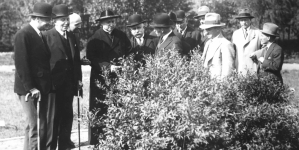 Wizyta ministra wyznań religijnych i oświecenia publicznego Janusza Jędrzejewicza w Szkolnym Ogrodzie Botanicznym w Poznaniu w maju 1932 roku.