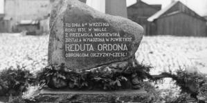 Kamień pamiątkowy w miejscu Reduty Ordona w Warszawie.