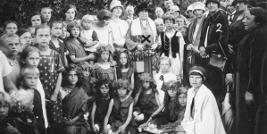 Dzieci polskie z Niemiec na kolonii letniej w ochronce w Toruniu 2.08.1927 roku.