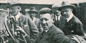„Znakomity kierowca raidowy inż. H. Liefeldt na zwycięskiej maszynie Austro-Daimler”.