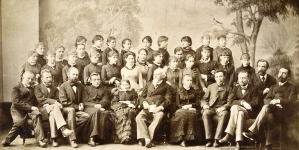 Nauczyciele i uczennice żeńskiego seminarium nauczycielskiego we Lwowie.