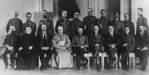 Naczelnik Państwa Józef Piłsudski w towarzystwie członków zagranicznych misji wojskowych w  Polsce  w 1919 roku.