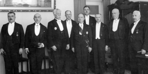 Dekoracja wyższych urzędników Najwyższej Izby Kontroli Krzyżami Orderu Polonia Restituta przez prezesa NIK Jakuba Krzemieńskiego, Warszawa 1933 rok.