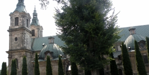 Kościół opactwa cystersów w Jędrzejowie  od strony kaplicy bł. Wincentego Kadłubka.