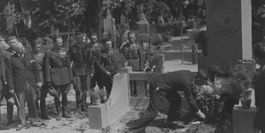 Złożenie wieńca przez grupę oficerów lotnictwa na grobie mjr. Ludwika Idzikowskiego  na Powązkach w Warszawie, 21.05.1932 r.