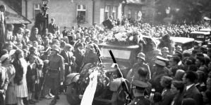 Uroczystości pogrzebowe w Cieszynie Franciszka Żwirki i Stanisława Wigury, którzy zginęli w katastrofie samolotu RWD-6 pod Cierlickiem Górnym w Czechosłowacji we wrześniu 1932 roku.