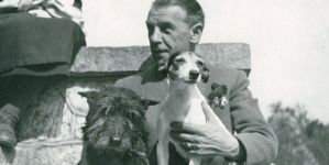 Juliusz Osterwa siedzący na schodach z psami.