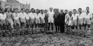 Wizyta prezesa Wołyńskiego Okręgowego Związku Piłki Nożnej mjr Leopolda Okulickiego w Żydowskim Klubie Sportowym Hasmonea Równe w sierpniu 1935 r.