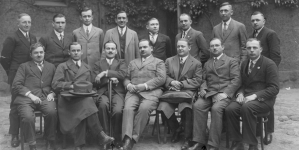 Poseł Antoni Snopczyński w towarzystwie inwalidów wojennych z Poznania.