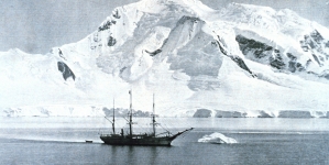 Statek "Belgica" zakotwiczony przy Mount William.