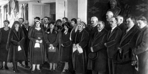 Uroczystośc otwarcia w Muzeum Miejskim w Poznaniu biblioteki Jana Kasprowicza, ofiarowanej miastu przez rodzinę poety w październiku 1930 roku.