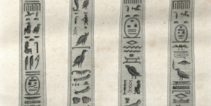 "Hieroglify na obelisku granitowym. Rysował L. Fuhrman.  Sztychował Hoessel w Berlinie".