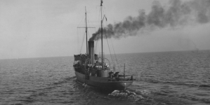Kanonierka ORP "Komendant Piłsudski" na morzu.