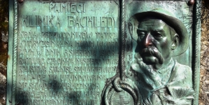Tablica pamięci Klimka Bachledy na Tatrzańskim Cmentarzu Symbolicznym.