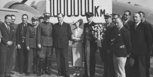 Uroczystość na lotnisku Okęcie w Warszawie z okazji przelotu przez pilota Klemensa Długaszewskiego 1000000 km w służbie lotnictwa komunikacyjnego 17.06.1936 r.