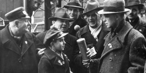 Zbiórka pieniędzy w Warszawie na rzecz pomocy bezrobotnym pod hasłem "święcone dla dzieci bezrobotnych" w kwietniu 1938 roku.