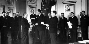 Dekoracja zasłużonych osobistości dla miasta Poznań przez wojewodę poznańskiego Rogera Raczyńskiego w sali Urzędu Wojewódzkiego w Poznaniu 15.03.1934 r.