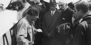 Powitanie na lotnisku w Warszawie kapitana Stanisława Skarżyńskiego i porucznika Andrzeja Markiewicza po zakończeniu lotu dookoła Afryki w maju 1931 r.