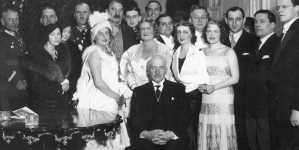 Prezydent RP Ignacy Mościcki z grupą artystów biorących udział w rewii zorganizowanej przez Komitet Dożywiania Biednych Dzieci przy Gabinecie Prezydenta RP, z której dochód przeznaczono na zakup odzieży dla dzieci 18.12.1932 r.