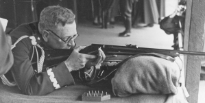 Generał brygady Franciszek Kleeberg oddaje honorowy strzał z karabinka sportowego (kbks) wz. 31.