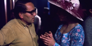 Reżyser Tadeusz Konwicki z aktorką Mają Komorowską podczas kręcenia filmu "Jak daleko stąd, jak blisko" z 1972 roku.