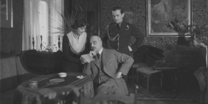 Wojciech Kossak z córką Magdaleną Samozwaniec i z mężem drugiej córki Marii Stefanem Jerzym Jasnorzewskim, w salonie swojej willi.