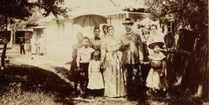 Portret rodziny Konrada Prószyńskiego w ogrodzie w Mrozach.