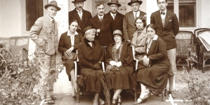 Portret Lucyny Kotarbińskiej i Wandy Wasilewskiej z kilkoma innymi osobami.