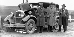 Dziennikarze przy samochodzie w 1930 roku.