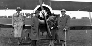 Grupa dziennikarzy przy samolocie w kwietniu 1930 roku.