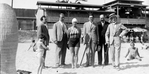 Dziennikarze na plaży TUR w Krakowie w lipcu 1930 roku.