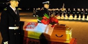 Uroczyste powitanie trumny z ciałem  admirała floty Andrzeja Karwety na lotnisku Marynarki Wojennej w Gdyni Babich Dołach 23.04.2010 roku.