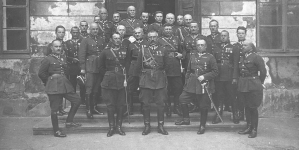 Generał dyw. Henryk Minkiewicz-Odrowąż w otoczniu oficerów KOP-u.