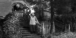 Na tarasie dworku Henryka Sienkiewicza w Oblęgorku.