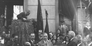 Odsłonięcie tablicy pamiątkowej ku czci działacza niepodległościowego i socjalistycznego Stefana Okrzei na budynku Robotniczego Domu Ludowego w Warszawie w marcu 1933 roku.