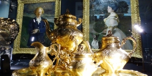 Garnitur do herbaty państwa Paderewskich z ich portretami w tle.