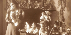 Helena Paderewska z kolekcją lalek sprzedawanych na rzecz Polish Victims Relief Fund