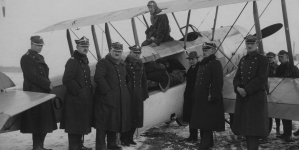 Wojskowy samolot sanitarny Hanriot z 2 pułku lotniczego w Krakowie przed pierwszym transportem chorego na lotnisku.