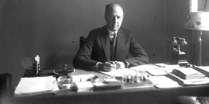 Rajnold Przeździecki, radca w Ministerstwie Spraw zagranicznych,  w gabinecie pracy we wrześniu 1927 r.