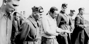 Marszałek Edward Rydz-Śmigły podczas zwiedzania terenu wykopalisk w Biskupinie we wrześniu 1937 r.
